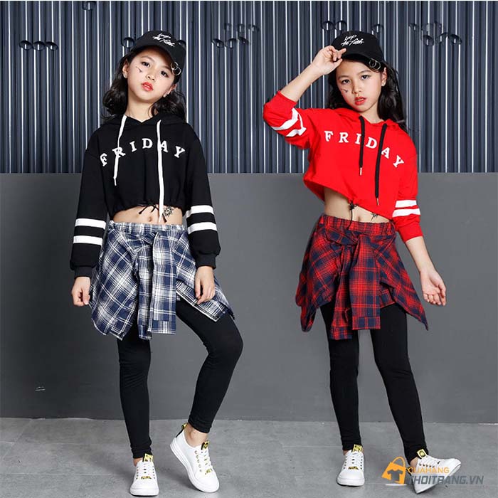 Áo hoodie crop top phối quần jean